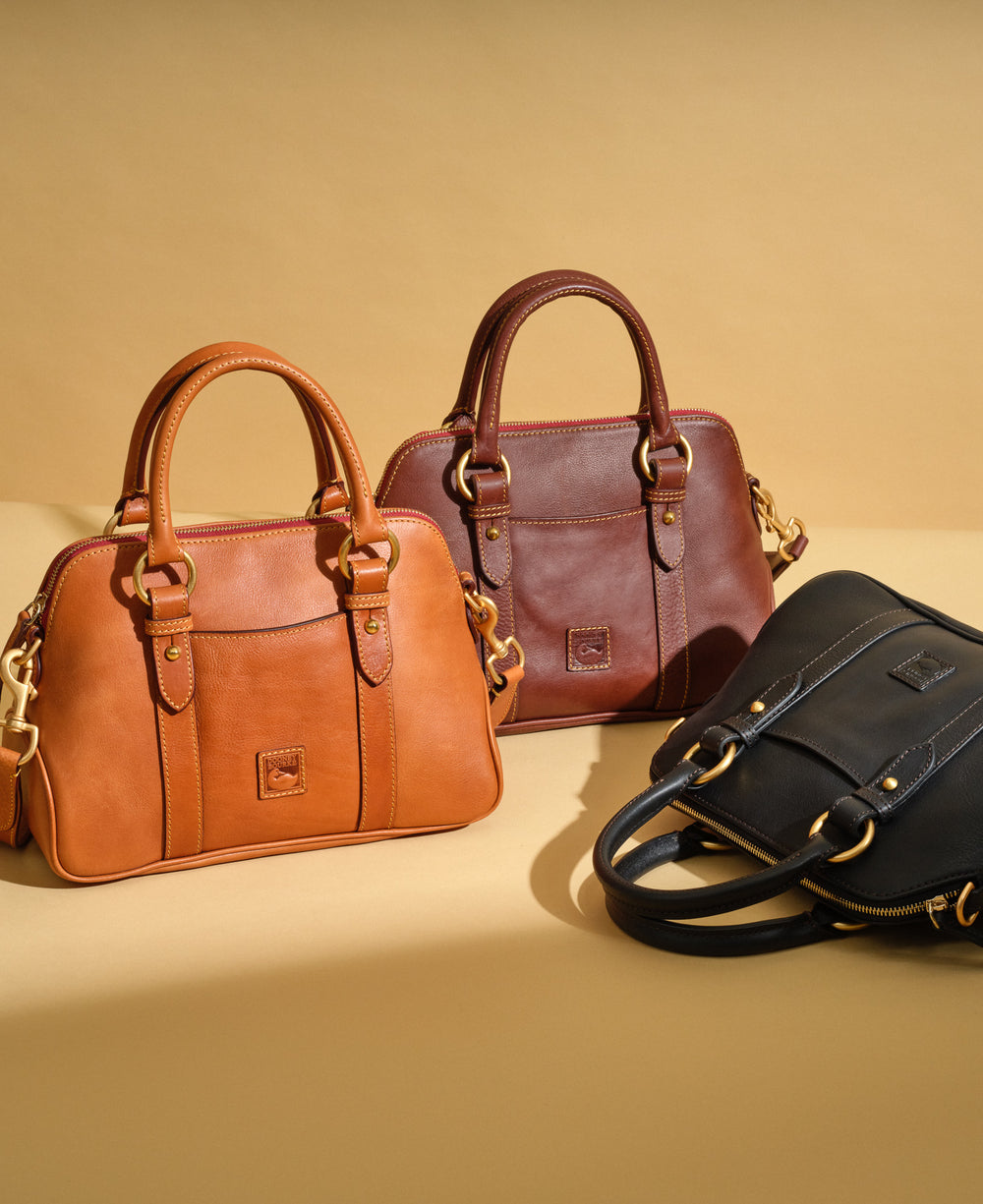 8L2560_dooney_lifestyle